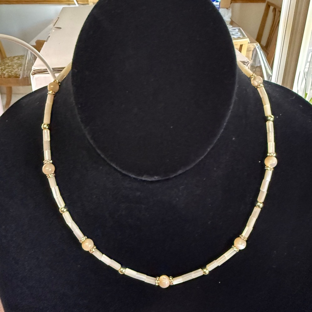 Natural mother of pearl adjustable.